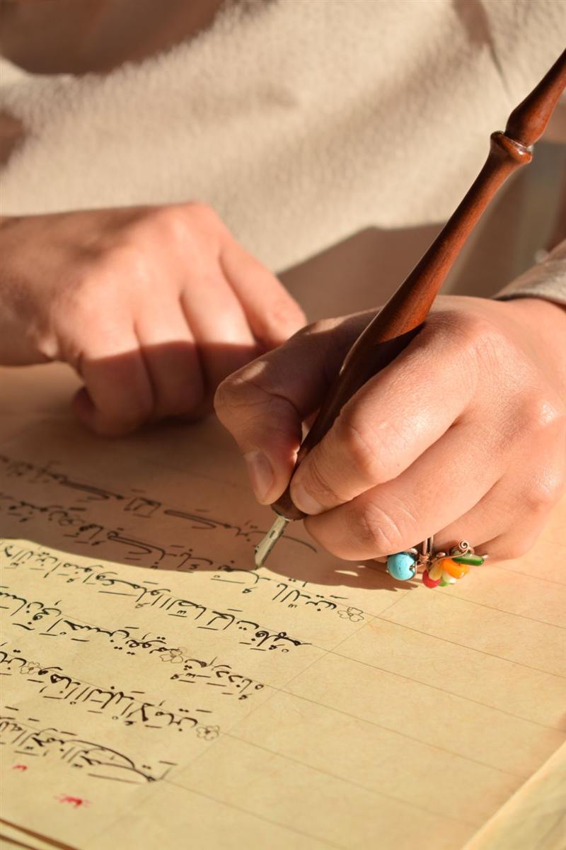 Student practising Arabic handwriting in an online Arabic language course