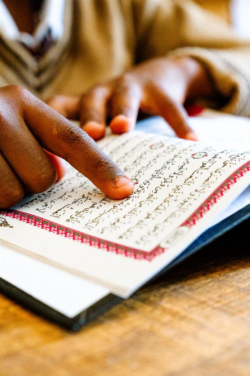 Beginner student following the Quran letter by letter in an online Noorani Qaida class